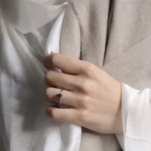 Zlatý prsten s diamantem salt and pepper a postranními diamanty na ruce