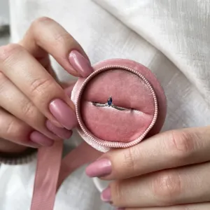 Detail prstenu JANIS s markýzovým safírem a dvěma malými diamanty