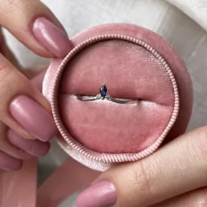 Minimalistický prsten JANIS s tmavě modrým safírem ve tvaru markýzy a dvěma diamanty