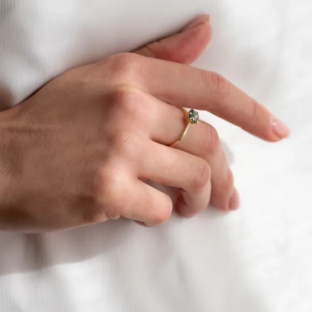 Minimalist gold ring with moss agate STAMI Image