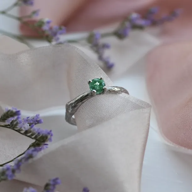 Gold ring with emerald DREM Image