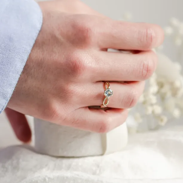 Zlatý prsten s akvamarínem a diamanty QUEEN Image