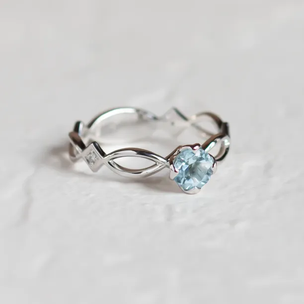 Zlatý prsten s akvamarínem a diamanty QUEEN Image