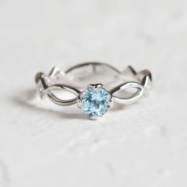 Zlatý prsten s akvamarínem a diamanty QUEEN Image
