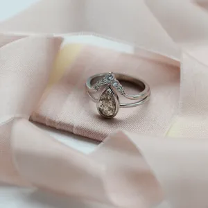 Šikmý pohled na zlatou sadu zásnubního a snubního prstenu ERIN s diamanty