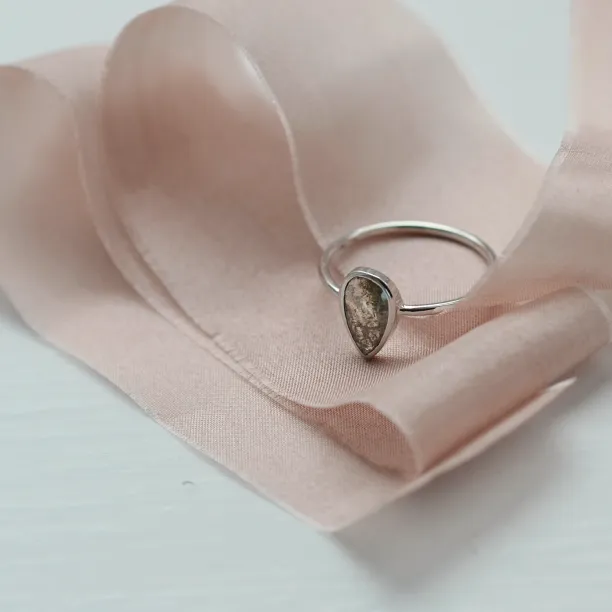 Boční pohled na zásnubní prsten ERIN ze zlaté sady se salt and pepper diamantem