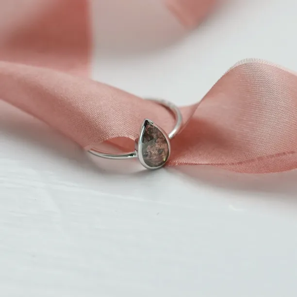 Detailní šikmý pohled na zásnubní prsten ERIN se salt and pepper diamantem