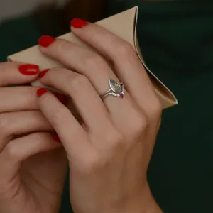 Zlatá sada zásnubního a snubního prstenu ERIN nošená na ruce