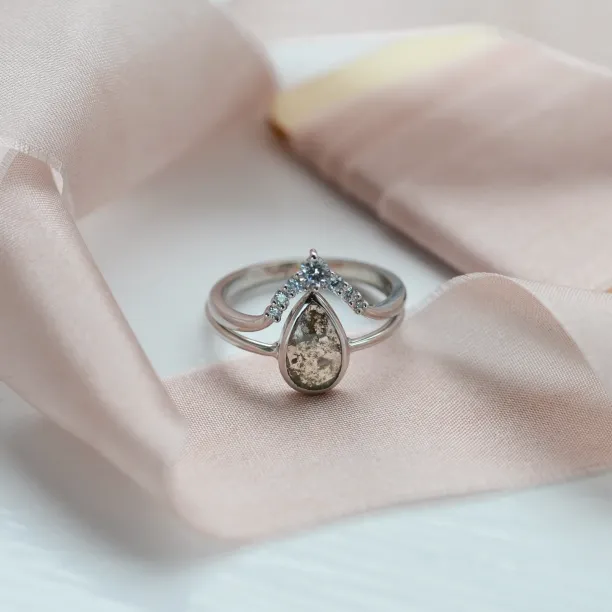 Detailní pohled na set zlatých prstenů s diamanty ERIN