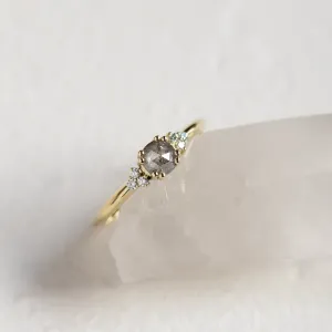 Detail prstenu MONNY s diamantem salt and pepper ve stylu rose cut