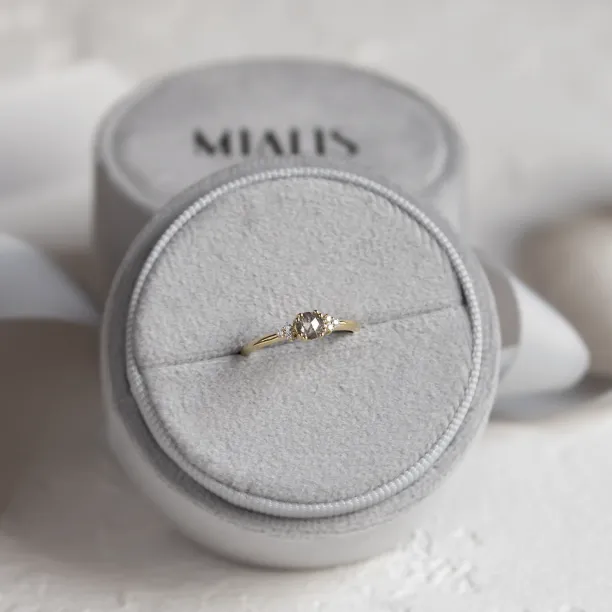 Zlatý prsten MONNY s diamantem salt and pepper ve stylu rose cut a bílými diamanty