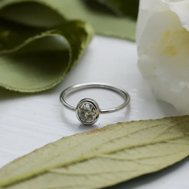 Gold ring with salt and pepper diamond HIKS