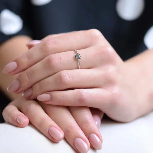 Zlatý otevřený prsten s diamanty salt and pepper na ruce