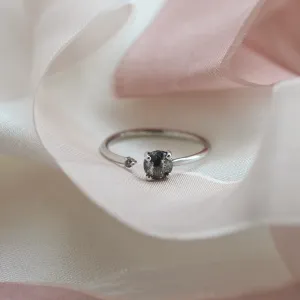 Šikmý pohled na zlatý otevřený prsten BETY s diamanty salt and pepper