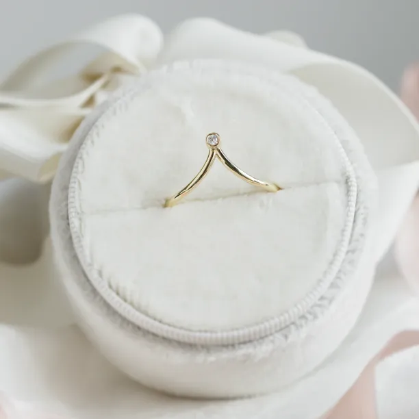Minimalistický zlatý prsten s diamantem CAREN Image