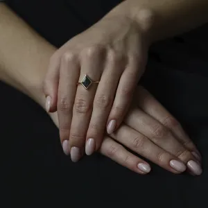 Prsten ADEL s diamantem salt and pepper nošený na ruce