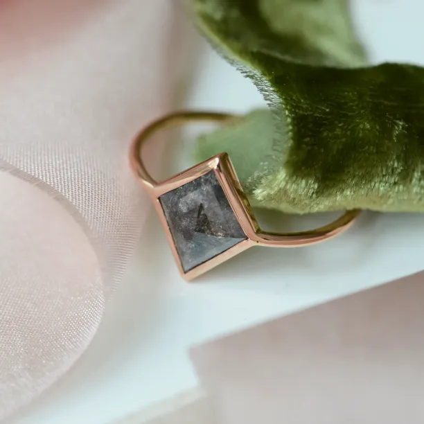 Detailní šikmý pohled na prsten ADEL s diamantem salt and pepper