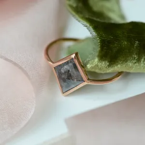 Detailní šikmý pohled na prsten ADEL s diamantem salt and pepper