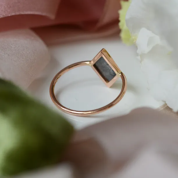 Prsten ADEL s diamantem salt and pepper z bočního pohledu s viditelnou vnitřní stranou