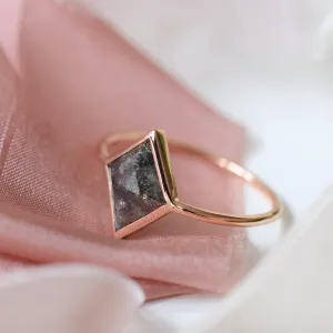 Detailní šikmý pohled na prsten ADEL s diamantem salt and pepper