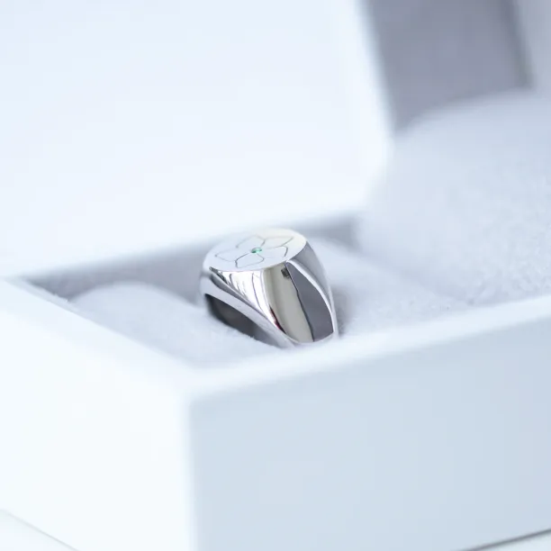 Angled view of the CLARK men's gold ring with emerald, thick band and flat top