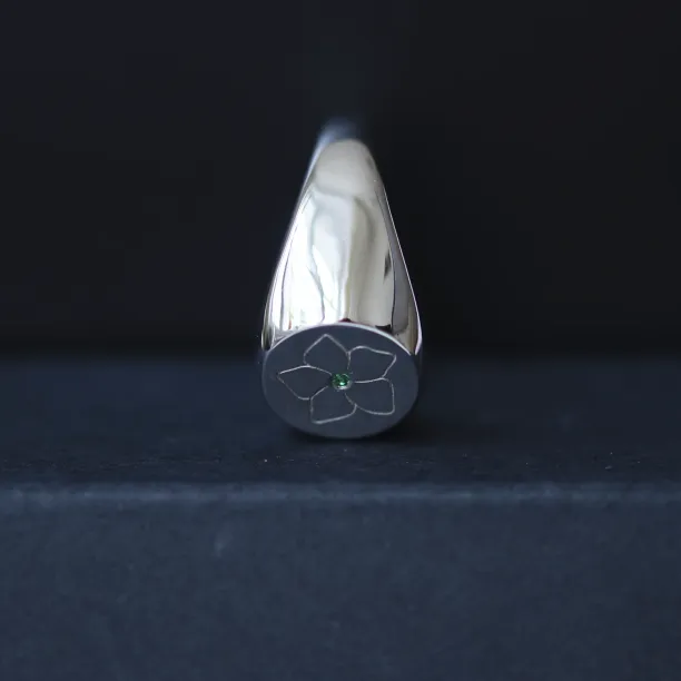 Side detail of the CLARK men's gold ring with emerald and engraved flower
