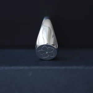 Side detail of the CLARK men's gold ring with emerald and engraved flower