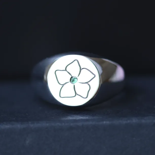 CLARK men's gold ring with emerald and engraved flower on the flat top