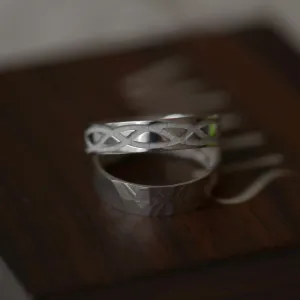 Detail zlatých snubních prstenů JESI s tepanými geometrickými obroučkami