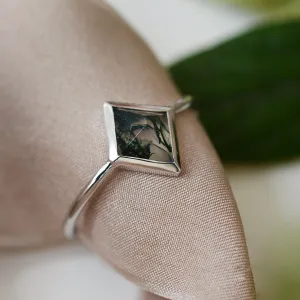 Detailní šikmý pohled na zlatý prsten AUGUSTA s mechovým achátem
