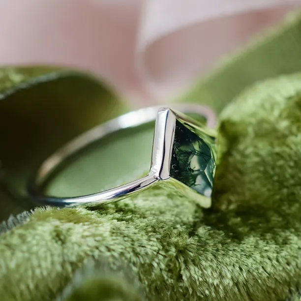 Detailní boční pohled na zlatý prsten AUGUSTA s mechovým achátem