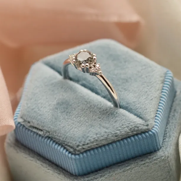 Gold ring with quartz and diamonds MONNY Image
