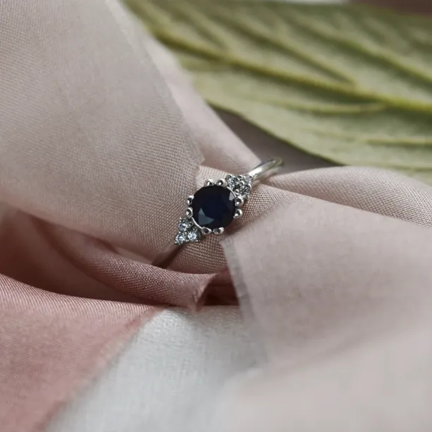 Zlatý prsten s kulatým safírem a diamanty MONNY Image
