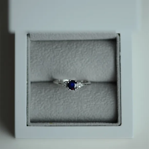 Zlatý prsten s kulatým safírem a diamanty MONNY Image