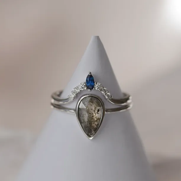 Zlatý prsten ve tvaru koruny se safírem CROWN Image