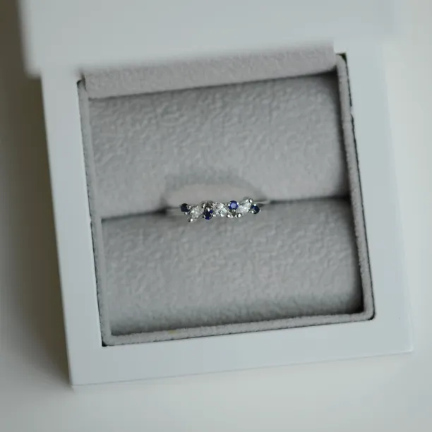Zlatý prsten se safíry a diamanty  VALLY Image