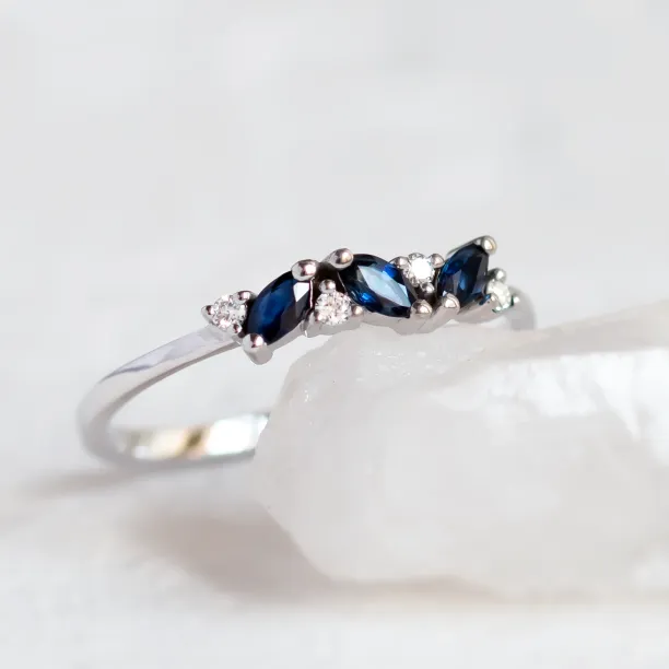 Zlatý prsten se safíry a kulatými diamanty VALLY Image