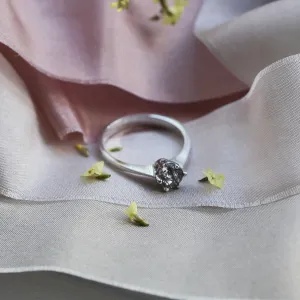 Šikmý pohled na zlatý prsten FLORA s rutil quartzem