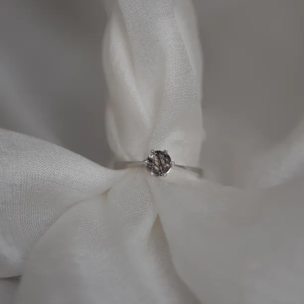 Detail zlatého prstenu FLORA s drahokamem z rutil quartzu