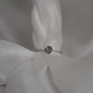 Detail zlatého prstenu FLORA s drahokamem z rutil quartzu