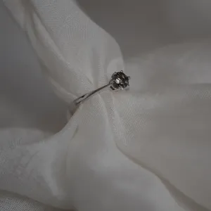 Detailní šikmý pohled na zlatý prsten FLORA s rutil quartzem
