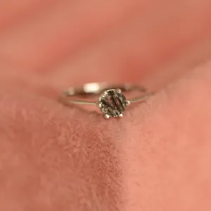 Detail zlatého prstenu FLORA s transparentním rutil quartzem a tmavými inkluzemi