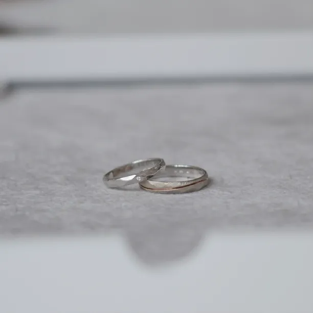 Šikmý pohled na zlaté snubní prsteny SILA s diamantem