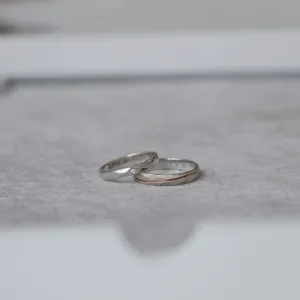 Šikmý pohled na zlaté snubní prsteny SILA s diamantem