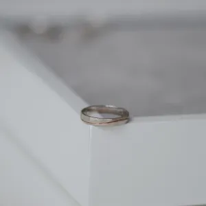 Detail jednoho zlatého snubního prstenu SILA s tepaným povrchem
