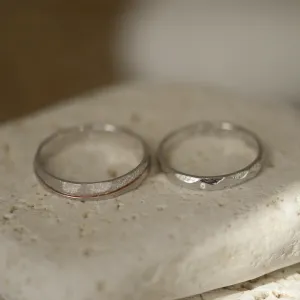 Detail zlatých snubních prstenů SILA s tepaným povrchem a diamantem