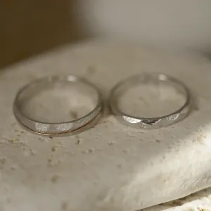 Detail zlatých snubních prstenů SILA s tepaným povrchem a diamantem