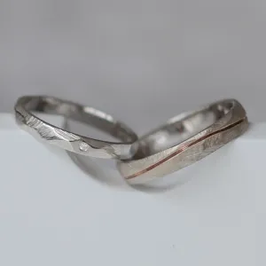 Zlaté snubní prsteny SILA s diamantem a tepaným povrchem