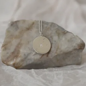 Šikmý pohled na stříbrný přívěsek ONTE s diamantem