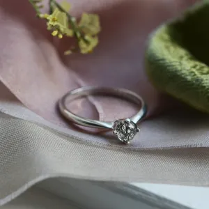 Detailní šikmý pohled na zlatý prsten BURGO s rutil quartzem